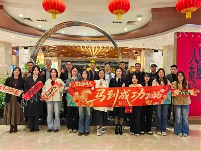 Met volledige concentratie, reflecterend op het verleden, dromen najagend en ...